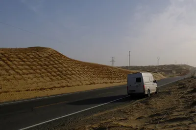 Befestigung, damit die Strasse nicht versandet.